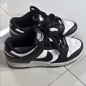 Nike Black and White Sneakers for Everyday Comfort